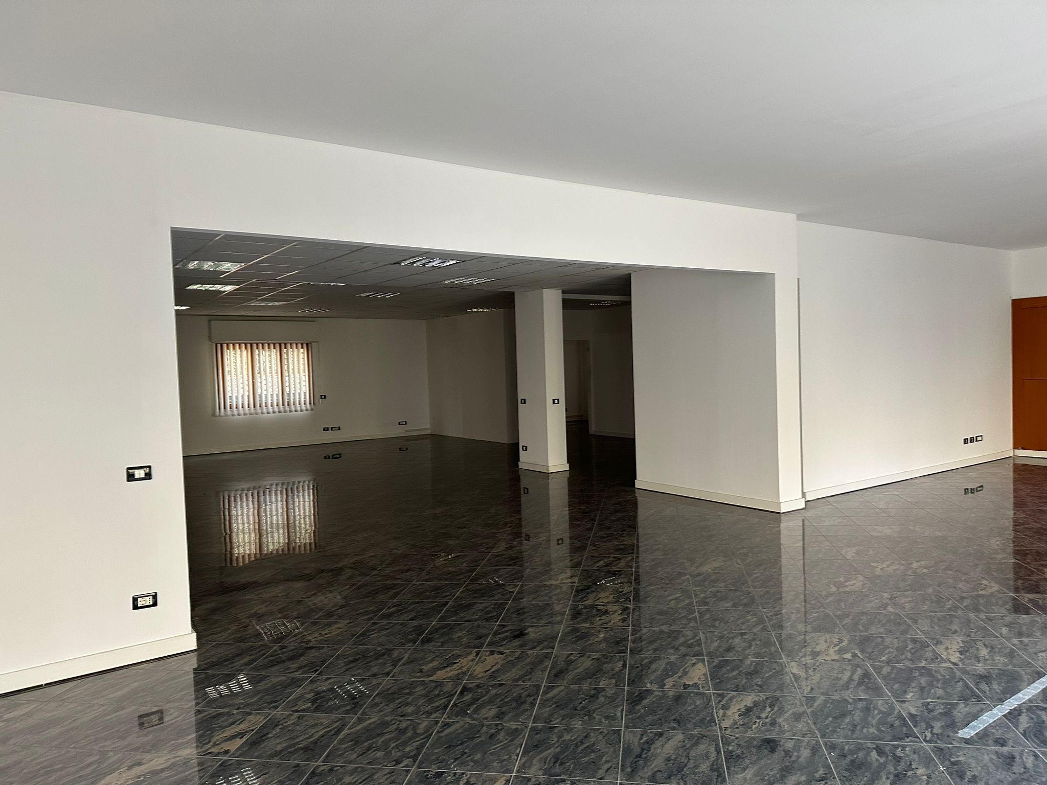 CORSO DEI MILLE, 1 Stanza Stanze,3 BathroomsBathrooms,Locale Commerciale,Affitto,CORSO DEI MILLE,1631