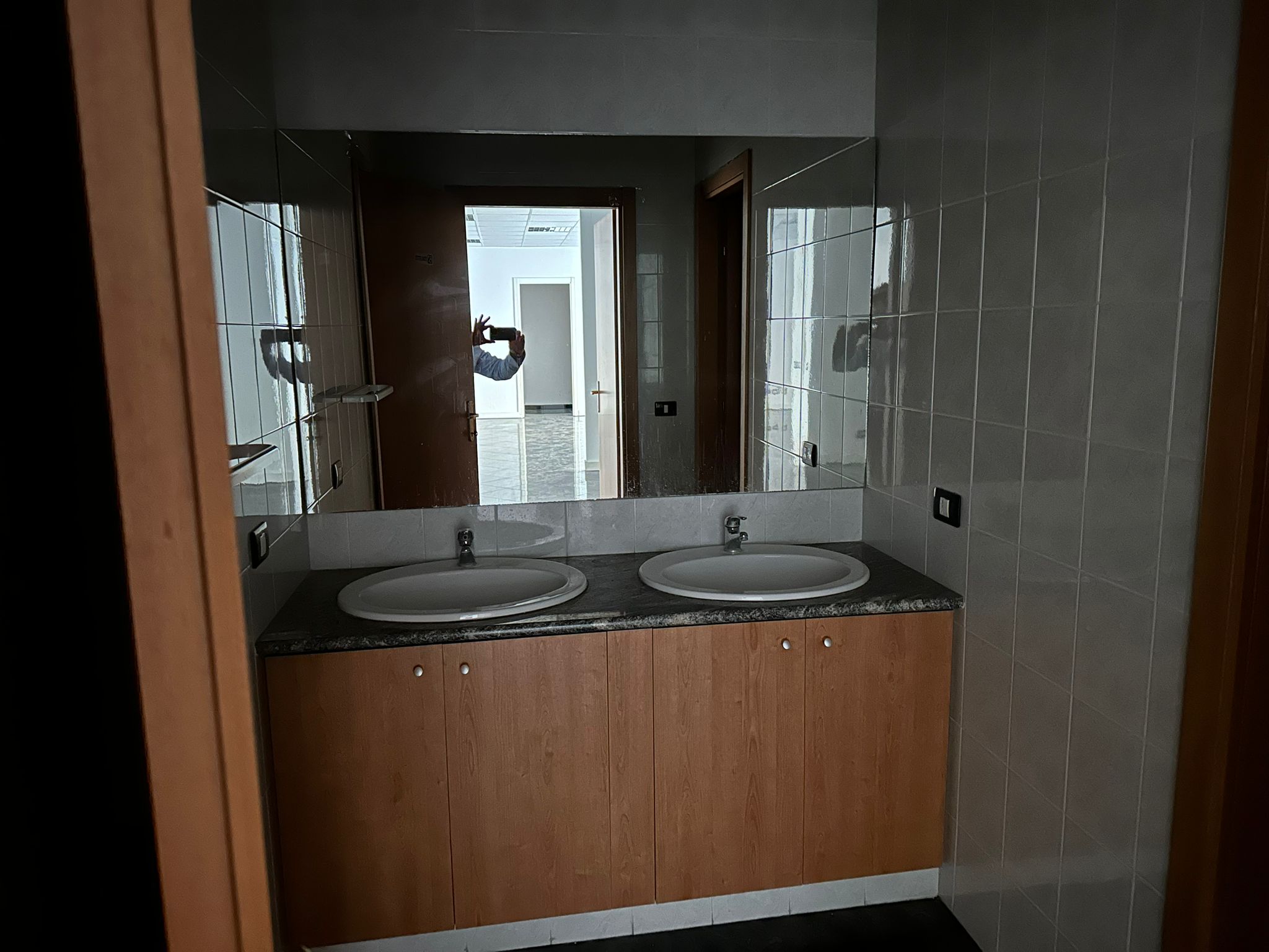 CORSO DEI MILLE, 1 Stanza Stanze,3 BathroomsBathrooms,Locale Commerciale,Affitto,CORSO DEI MILLE,1631