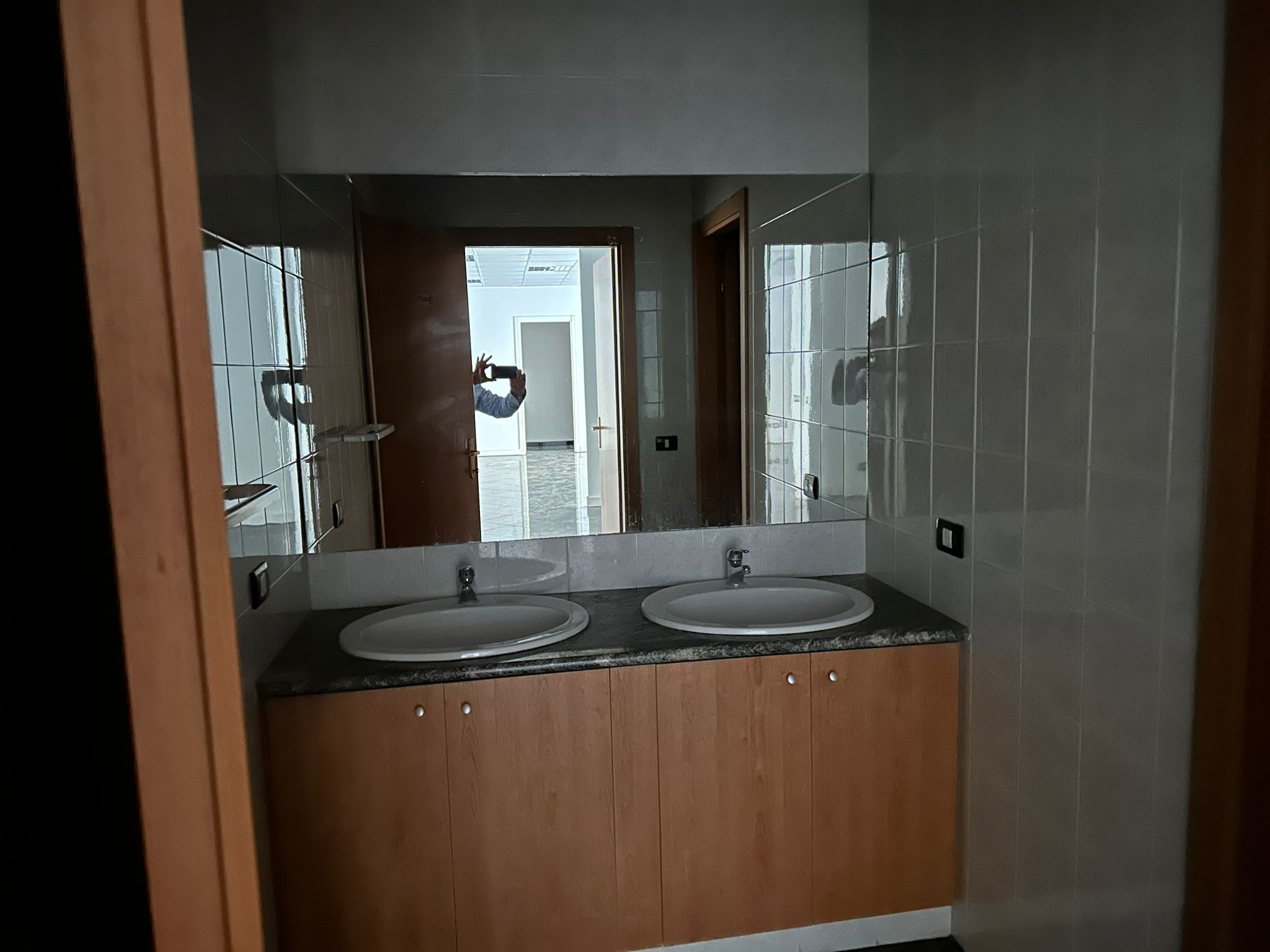 CORSO DEI MILLE, 1 Stanza Stanze,3 BathroomsBathrooms,Locale Commerciale,Affitto,CORSO DEI MILLE,1631